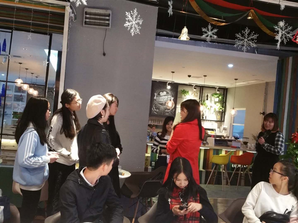 學(xué)員們在做游戲準備