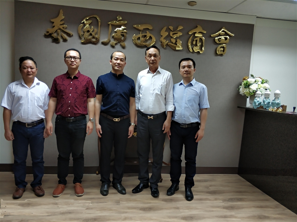 從左往右依次為國際部合伙人林健偉先生（左一），國際部總監吳琪先生（左二），執行董事粟宥朝先生（左三），商會(huì )主席李宇明（右二），國際部合伙人黃文超先生（右一）