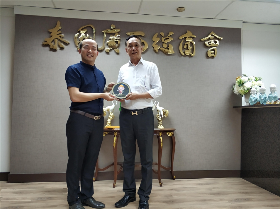 粟宥朝先生向泰國廣西總商會(huì )主席李宇明贈送金小沛吉祥物