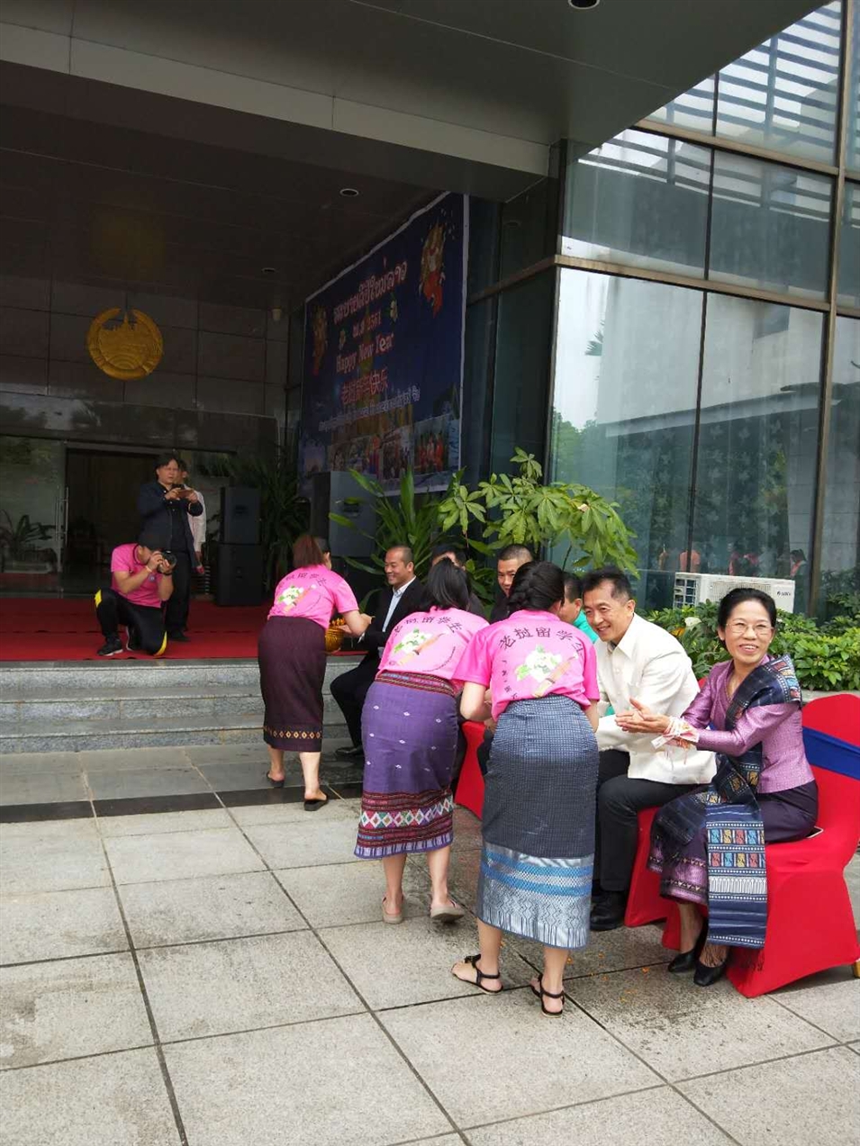 老撾駐廣西留學(xué)生代表將浸有花瓣的香水灑客人的手上，表示對嘉賓的美好祝福（圖二）