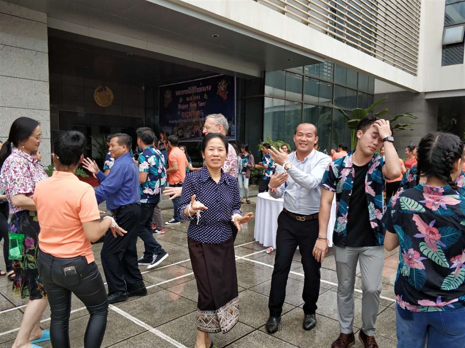 老撾駐南寧總領(lǐng)事萬(wàn)?！ぞS麗雅彭女士與廣西金沛教育執行董事粟宥朝先生一起在總領(lǐng)事館廣場(chǎng)載歌載舞