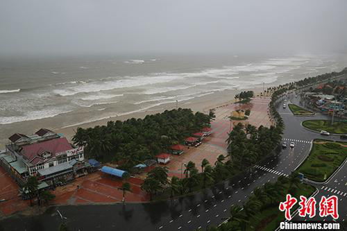資料圖：2017年11月5日，越南峴港某處海灘風(fēng)雨交加。