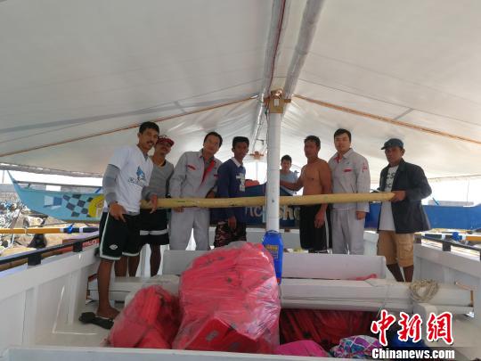 中國援助菲律賓PGN大橋工程可行性研究項目”（ThePanay-Guimaras-NegrosBridgeProject）海洋水深測量勘測人員，3月1日在吉馬拉斯海峽作業(yè)時(shí)，成功營(yíng)救兩名菲律賓落水漁民。圖為兩位漁民及家屬對進(jìn)行營(yíng)救的中國勘測人員合影表達感謝。 中交公路規劃設計院有限公司 攝